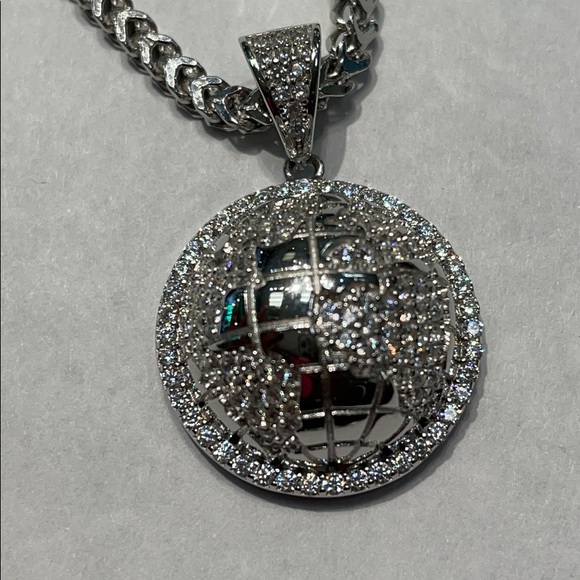 Silver world map necklace - Picture 5 of 8